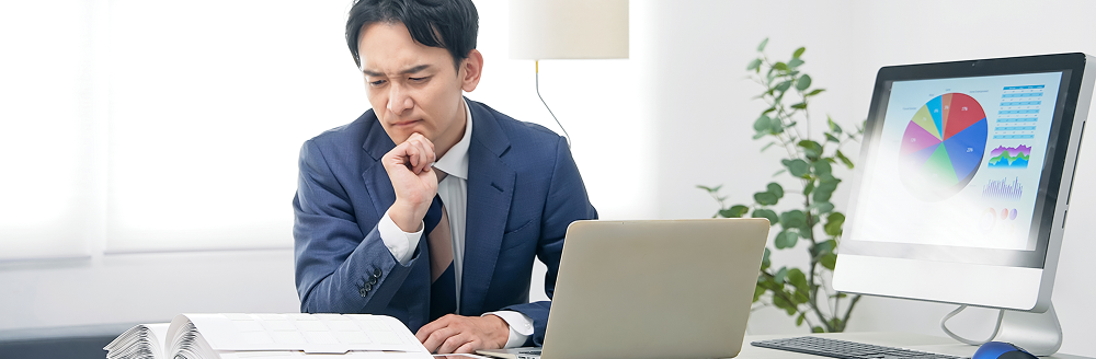 職場で悩む男性の写真